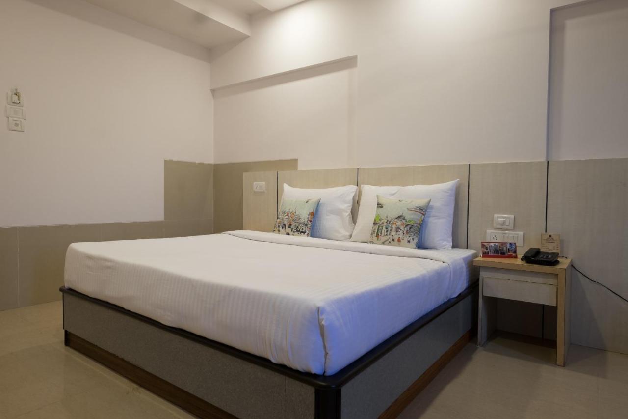Oyo Flagship 561 Host Inn Bombay Eksteriør billede